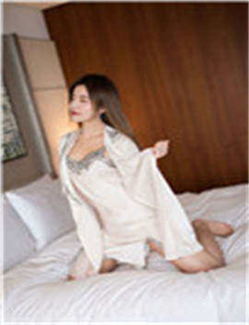 18禁娇喘吃奶大尺度免费视频/周奇奇图片