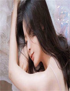 《闺蜜间的战争-男子坐产科沙发多孕妇站一旁》